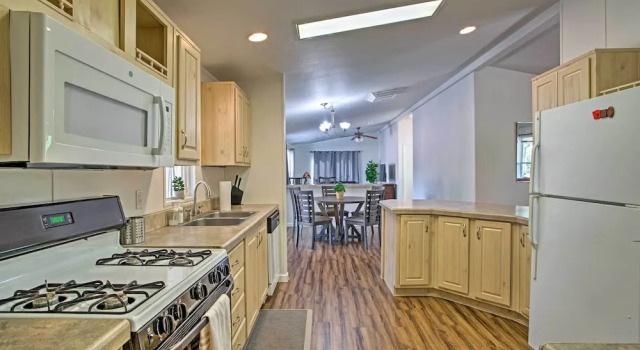 Коттедж Sedona Home w/ View, Half-mi to Chimney Rock!