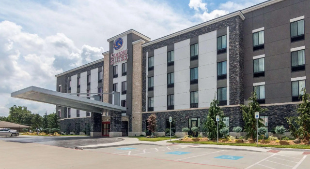 Четырёхместный люкс Comfort Suites Meridian and I-40