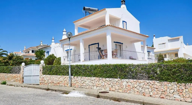 Villa Solarium, Забронировать Вилла Карвоэйру Барловенто, рядом с Praia do Vale Covo