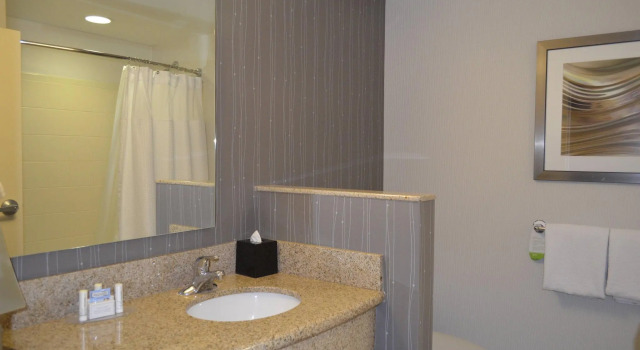 Четырёхместный номер Standard Courtyard by Marriott Winchester Medical Center