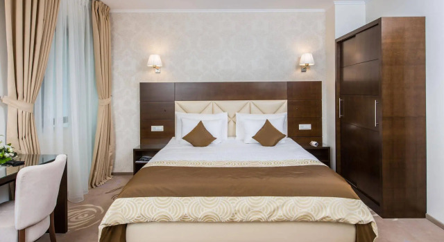 Grand Hotel Coroana, Book Hotel Bistriţa 