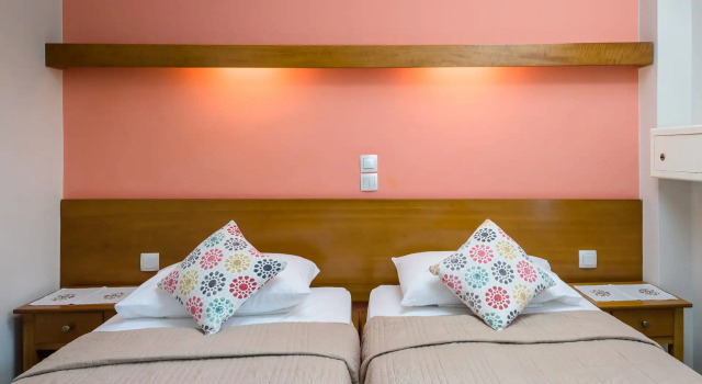 Кровать в общем номере с балконом Oasis Apartments