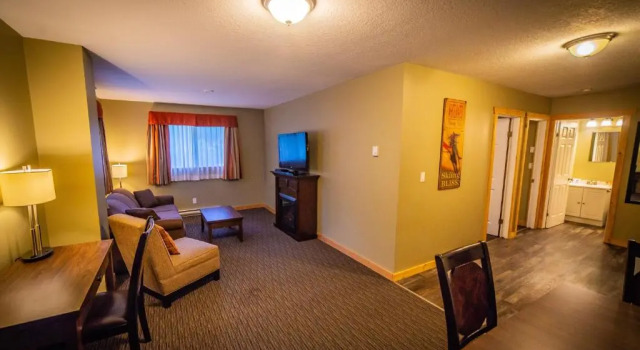 Семейный люкс Alpine Inn & Suites