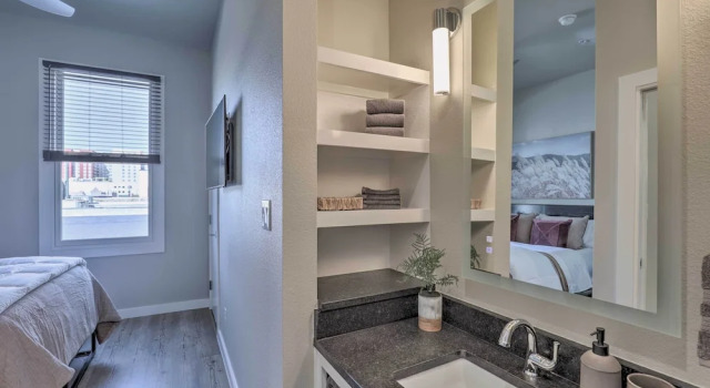 Stylish San Marcos Apt in the Heart of Dwtn!, Забронировать Апартаменты/квартира Сан-Маркос Texas Hill Country, рядом с Техасский музыкальный театр