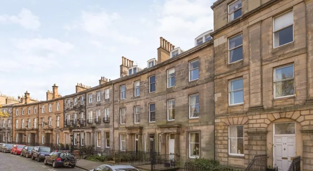 Lovely New Town 2 Bedroom Flat With Fireplace