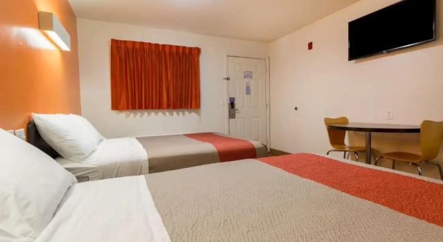 Четырёхместный номер Standard Motel 6-Greenville, SC