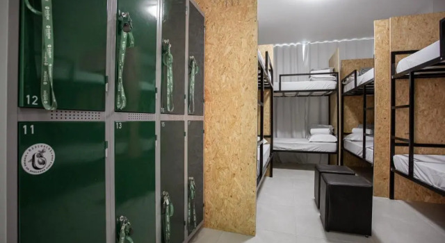 Кровать в общем номере Graffi City House