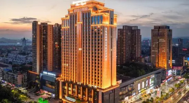 Wyndham Grand Plaza Royale Loudi, Rezervovat Hotel Hotely v Loudi s bazénem, Bazén