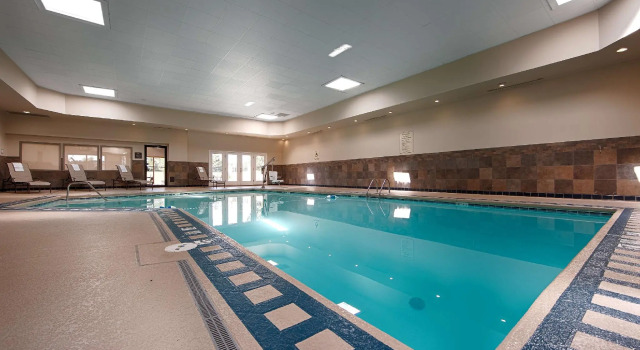 Кровать в общем номере Best Western Plus The Charles Hotel