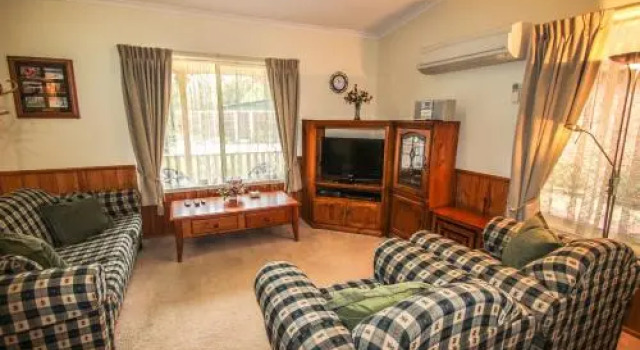 Silver Birches Holiday Village - Unit 5, Book Apartment Bright 