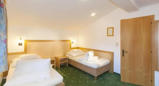 Landhaus Grner, Rezerwuj Dom wakacyjny Hotele w Tyrol z parkingiem, Parking