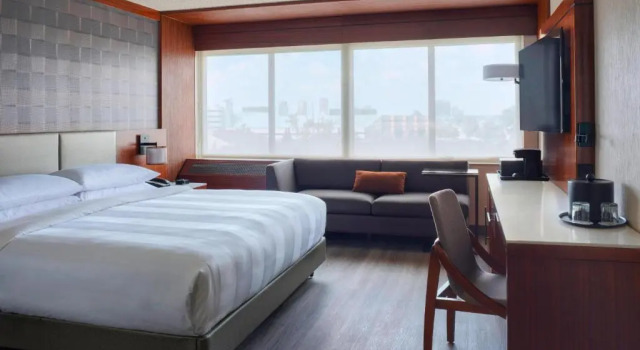 Четырёхместный номер Deluxe Detroit Marriott Southfield