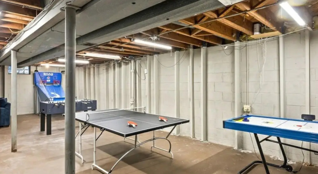 Коттедж Brew City Game Room Fenced Yard Sleeps 13