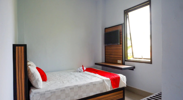RedDoorz near Taman Kota Kendari, Book Hotel Hotels in Sulawesi with Parking, Parking