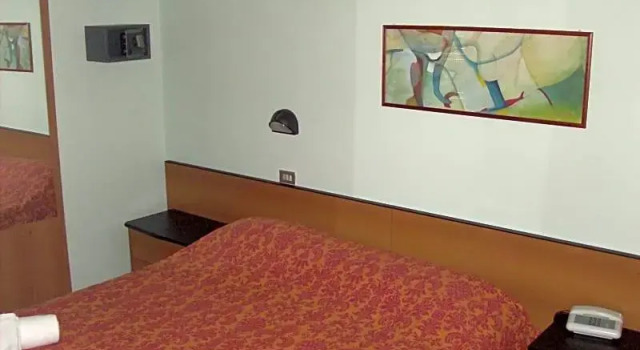 Кровать в общем номере Hotel Niagara