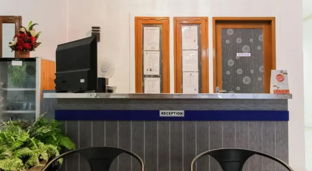 RedDoorz Near RS Islam Faisal Makassar, Book Hotel Hotels in Sulawesi with Parking, Parking