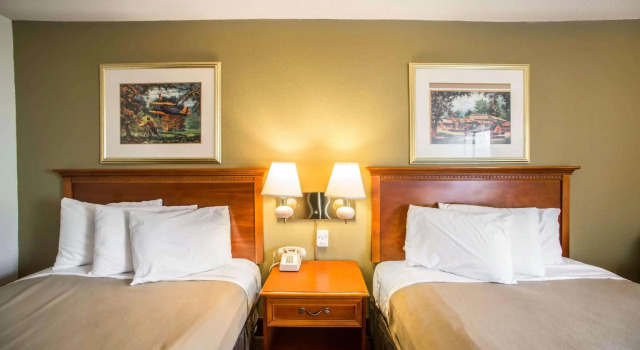 Четырёхместный номер Standard Econo Lodge Marion