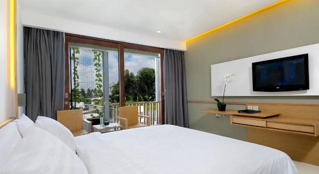 Номер Haven Deluxe с балконом и с видом на бассейн THE HAVEN Bali Seminyak