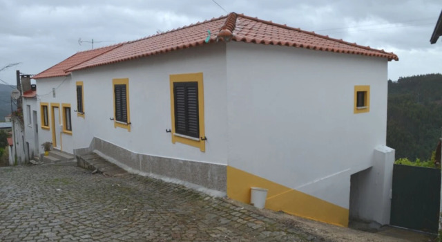 House With 5 Bedrooms in Vila Nova de Poiares, With Wonderful Mountain, Book Hotel Hotels in Centro with a Pool, Swimming Pool