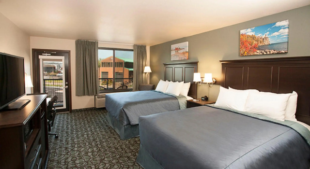 Четырёхместный номер Standard с видом на окрестности Park Point Marina Inn