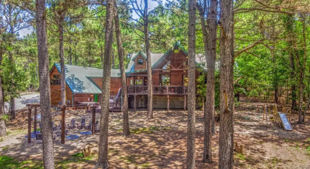 Коттедж с 5 комнатами NEW Spacious Retreat: 4 King En-Suites - Hot Tub - Pet-Friendly - Cozy Fire Pit - Prime Location - Multi-Family