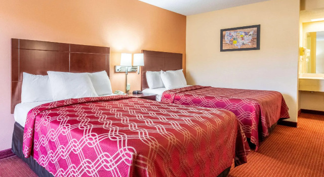 Четырёхместный номер Standard Econo Lodge Rocky Top