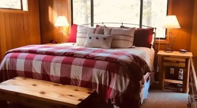 Коттедж 22 Rogue Home with Private Hot Tub, BBQ, and Game Room by RedAwning