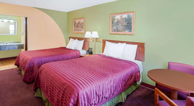 Четырёхместный номер Standard Days Inn & Suites by Wyndham Terre Haute