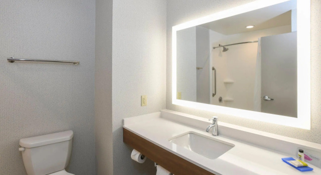 Четырёхместный номер Standard Holiday Inn Express Hotel & Suites Richwood - Cincinnati South by IHG