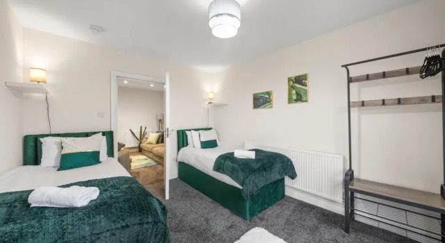 Large 5 Bedroom-free Parking-great Transport Links