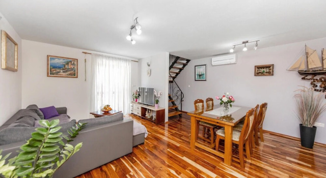 Amazing Home In Seget Donji With Wifi, Забронировать Отель Сегет Доньи Трогир, рядом с Частный Пляж «Сикрет Гарден Барада Бич Апартмент»