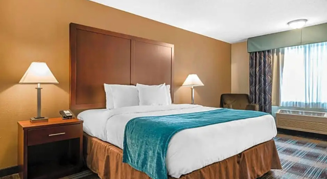 Номер Standard с видом на внутренний двор Clarion Inn near JBLM