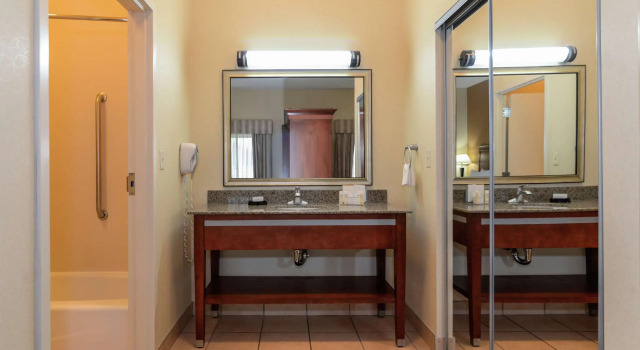 Двухместный люкс Hampton Inn & Suites Detroit/Chesterfield