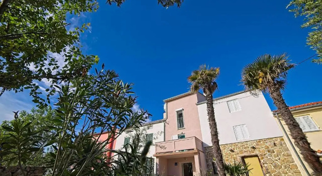 Holiday House Rab, Rezerwuj Hotel Hotele w Kvarner Islands z parkingiem, Parking