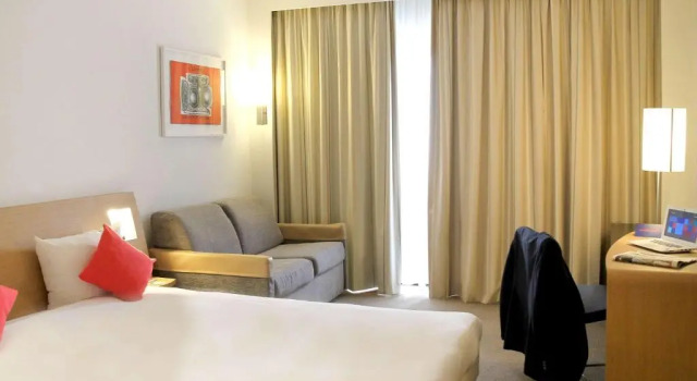 Dyrektorski dwuosobowy pokój Novotel Constantine