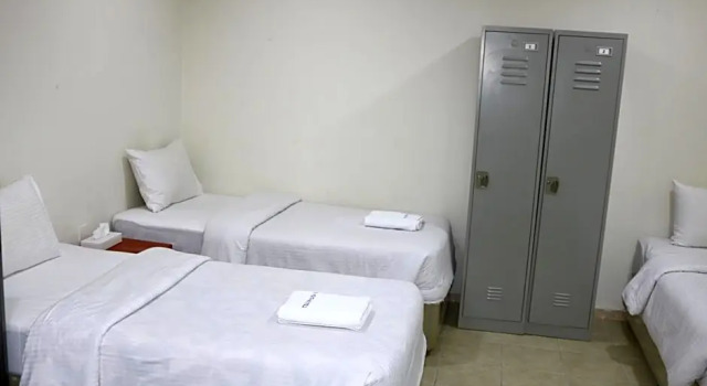 Кровать в общем номере (мужской номер) Dubai Youth Hotel