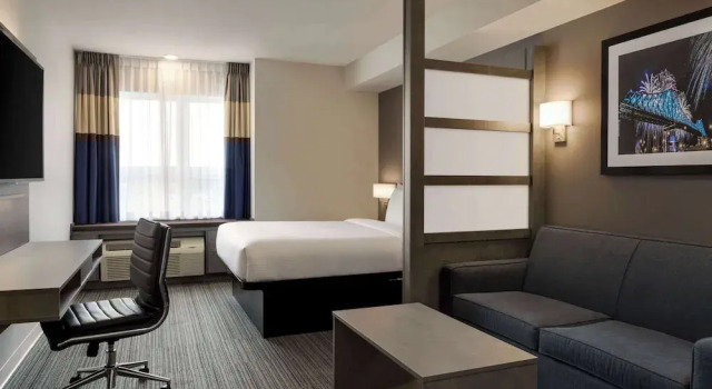Люкс Business Microtel Inn & Suites by Wyndham Boisbriand