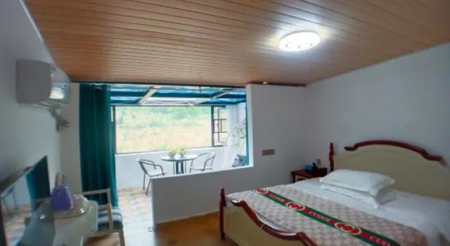 Номер Standard с балконом Zhangjiajie Highlights Guesthouse