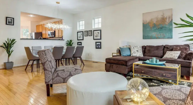 1 Mi to Dtwn Cincinnati: Spacious Townhome w/ Deck, Забронировать Апартаменты/квартира Апартаменты Цинциннати, рядом с TQL Stadium, Апартаменты/квартира