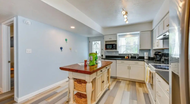 Апартаменты Tropical Sarasota Condo < 1 Mile to Beach!