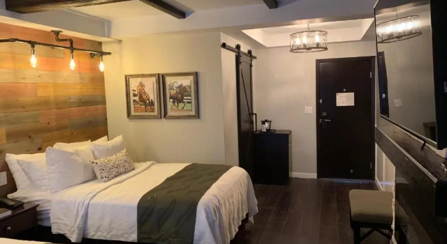Одноместный люкс Cedar Stables Inn & Suites