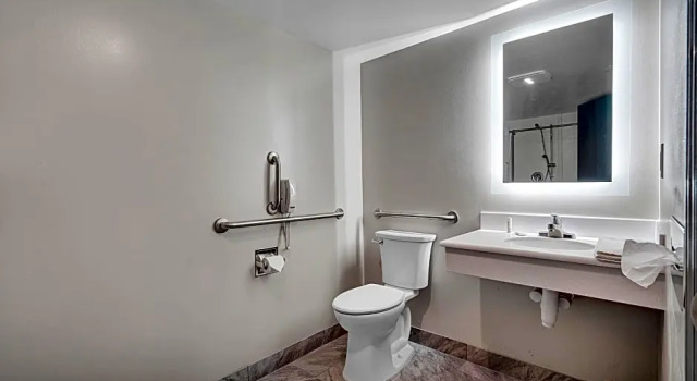 Двухместный полулюкс Days Inn & Suites by Wyndham Niagara Falls/Buffalo