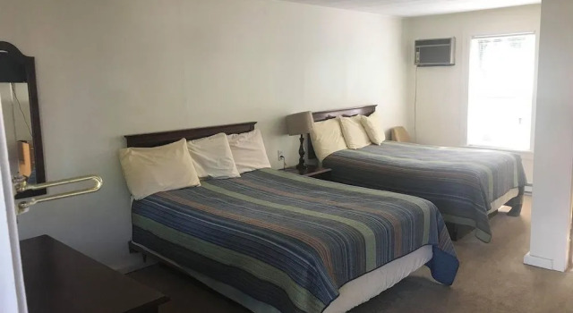 Inn 32, Varaa Hotelli Hotellit New England uima-altaalla, Uima-allas