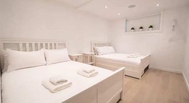 Brand New Modern Unit With Easy Access to the City, Varaa Hotelli Toronto 