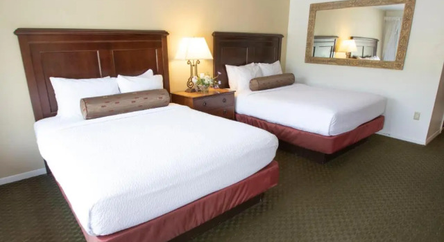 Четырёхместный номер Standard с видом на озеро Scottys Lakeside Resort