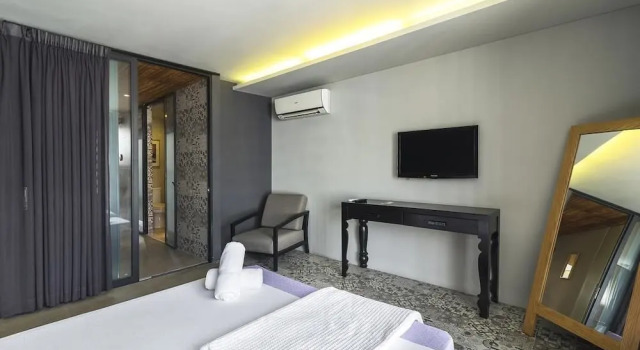 Тент c 1 комнатой с балконом Christina's Saigon - An House