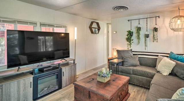 < 1 Mi to Lake Havasu: Pet-friendly Home, Забронировать Отель Отели Лейк-Хавасу-Сити с бассейном, рядом с Пляж Виндзор, Бассейн