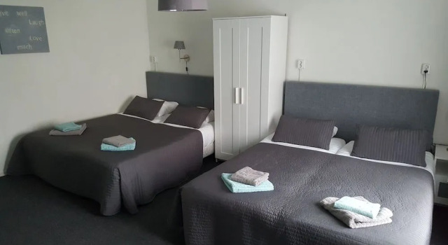 Bed & Breakfast - De La Ruïne, Rezerwuj Hotel Hotele w Limburgia z parkingiem, Parking