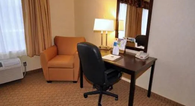 Люкс Deluxe Garner Hotel Mahwah by IHG