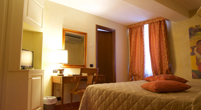 Hotel La Luna, Забронировать Отель Отели Лукки с парковкой, рядом с Кафедральный собор Лукки, Парковка